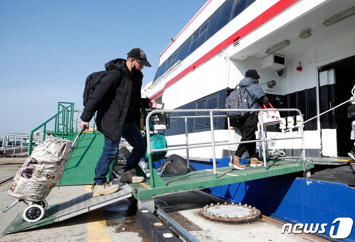 2월 인천시 중구 인천항 연안여객터미널에서 귀성객들이 자월도로 가는 여객선에 승선하기 위해 이동하는 모습. ⓒ News1 권현진 기자