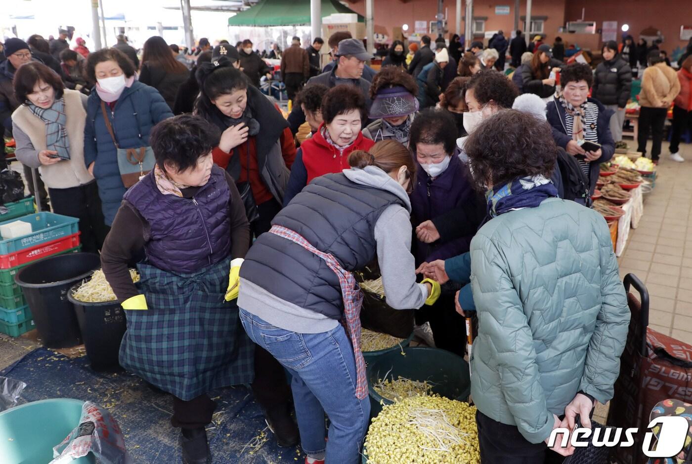 8일 울산 남창 옹기종기시장은 오는 설 연휴&#40;를 맞아 설 제수용품을 사러 나온 손님들로 북적거리고 있다.2024.2.8/뉴스1 ⓒNews1 김지혜 기자