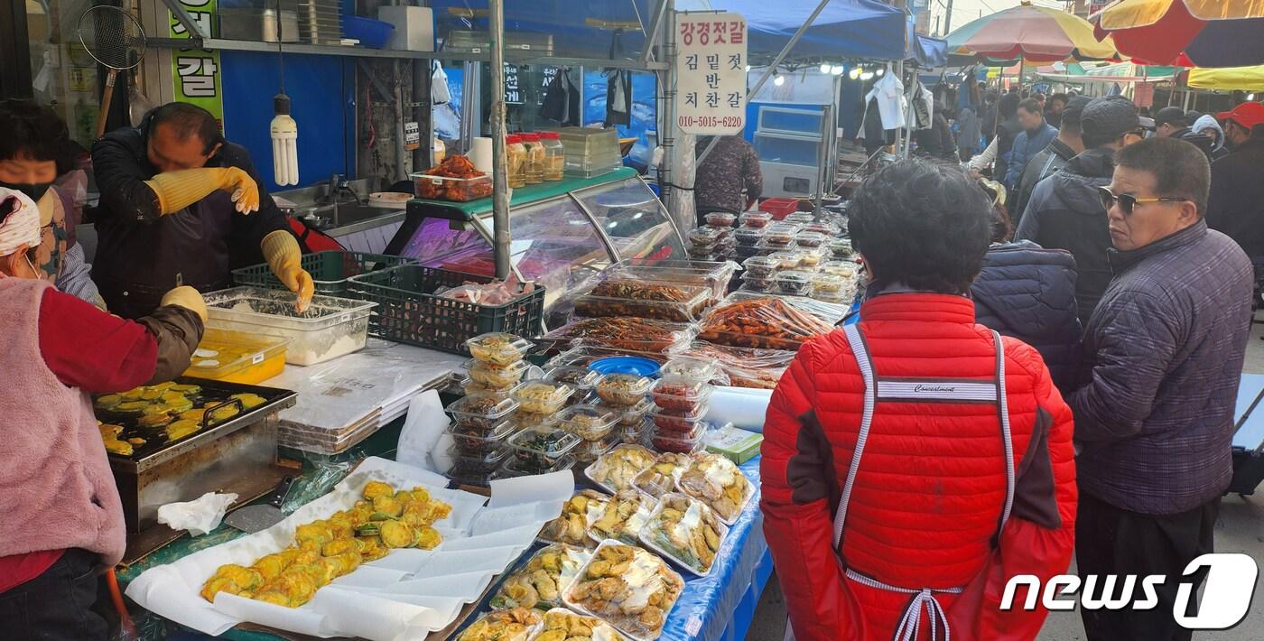 설 연휴를 하루 앞둔 8일 전북 전주시 완주군 삼례시장이 제수용품을 구매하는 시민들로 북적이고 있다. 2024.2.8/뉴스1 ⓒ News1 유경석 기자