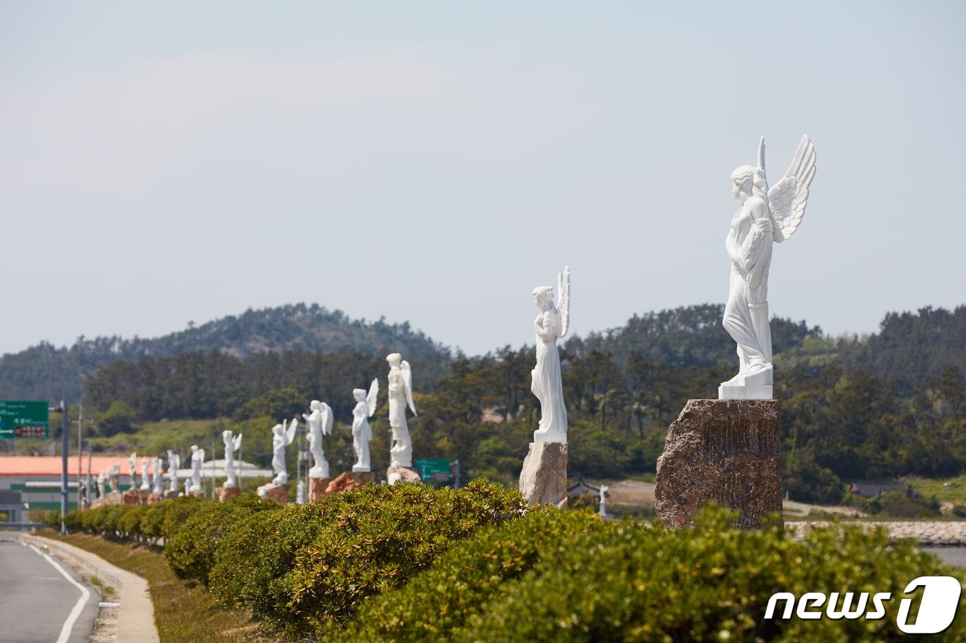 전남 신안군 하의도 야외 조각 미술관에 설치된 조각작품 모습. 해당 작품의 작가 최 모 씨&#40;71&#41;는 허위 이력 논란이 불거져 군은 2월 7일 A씨를 사기 혐의로 경찰에 고소했다. &#40;신안군 제공&#41; 2024.2.8/뉴스1 