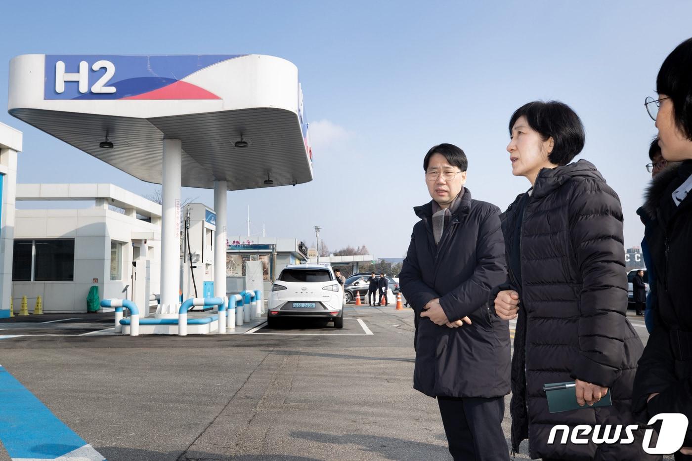 한화진 환경부 장관이 충남 천안시 망향 고속도로 휴게소를 찾아 고속도로 내 운영 중인 수소충전소 운영·관리 실태를 점검하고 있다. &#40;환경부 제공&#41; 2024.2.8/뉴스1