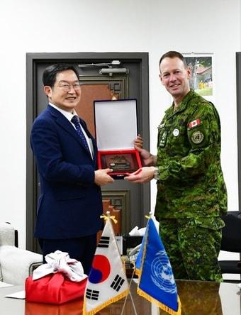 데릭 매콜리 주한유엔군사령부 부사령관&#40;오른쪽&#41;과 백승주 전쟁기념사업회장.&#40;전쟁기념사업회 제공&#41;