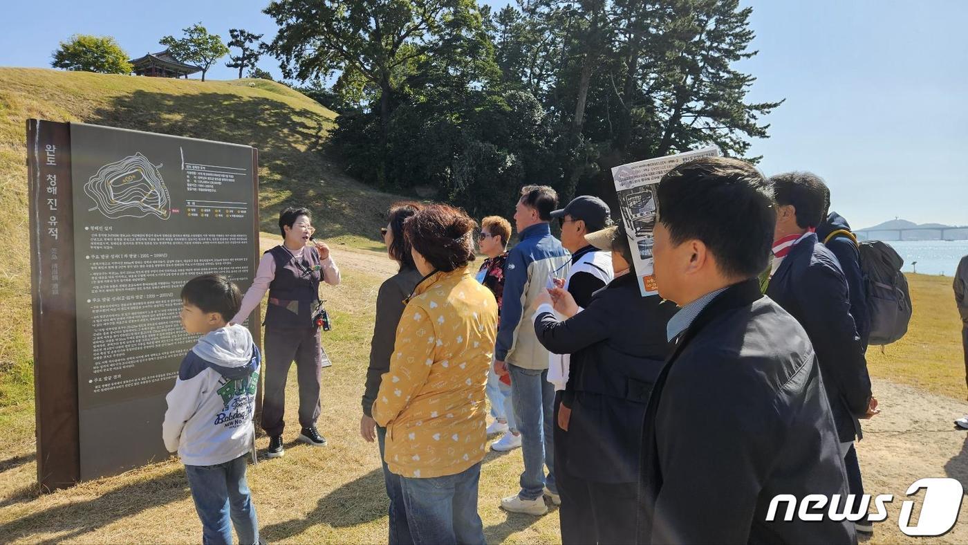 완도군 문화관광 해설사가 청해진 유적지에 대해 관광객들에게 설명해주고 있다 &#40;완도군 제공&#41;/뉴스1 