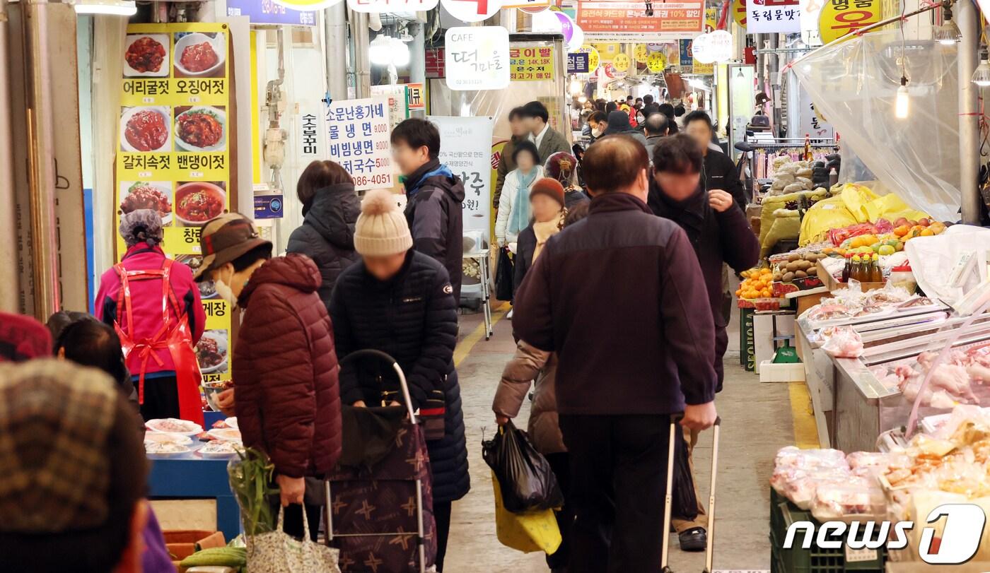 설 명절을 앞두고 8일 오후 서울 서대문구 영천시장에서 시민들이 장을 보고 있다. 2024.2.8/뉴스1 ⓒ News1 김명섭 기자