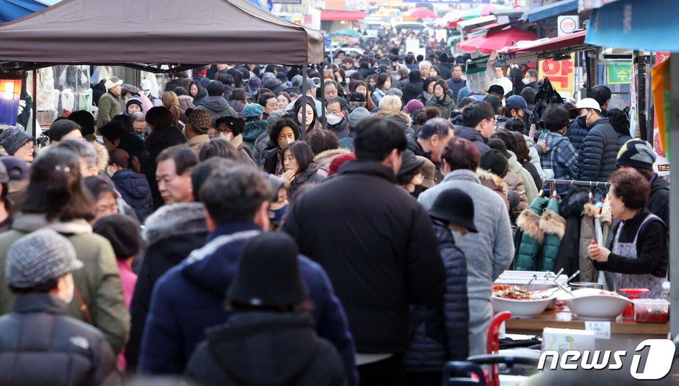 설 명절을 앞두고 8일 오후 서울 양천구 등촌시장에서 시민들이 장을 보고 있다. 2024.2.8/뉴스1 ⓒ News1 김명섭 기자