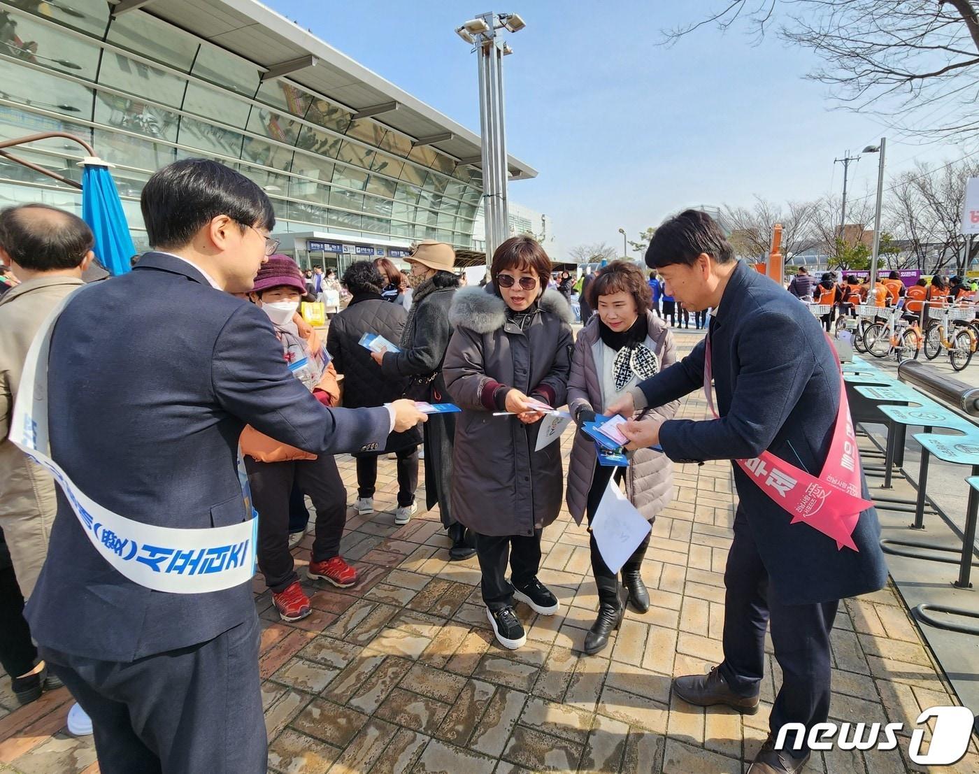 2월8일 전남 나주역과 순천역, 목포역에서 전남도 관계자 등이 고향사랑 홍보활동을 펼치고 있다.&#40;전남도 제공&#41; 2024.2.8/뉴스1 