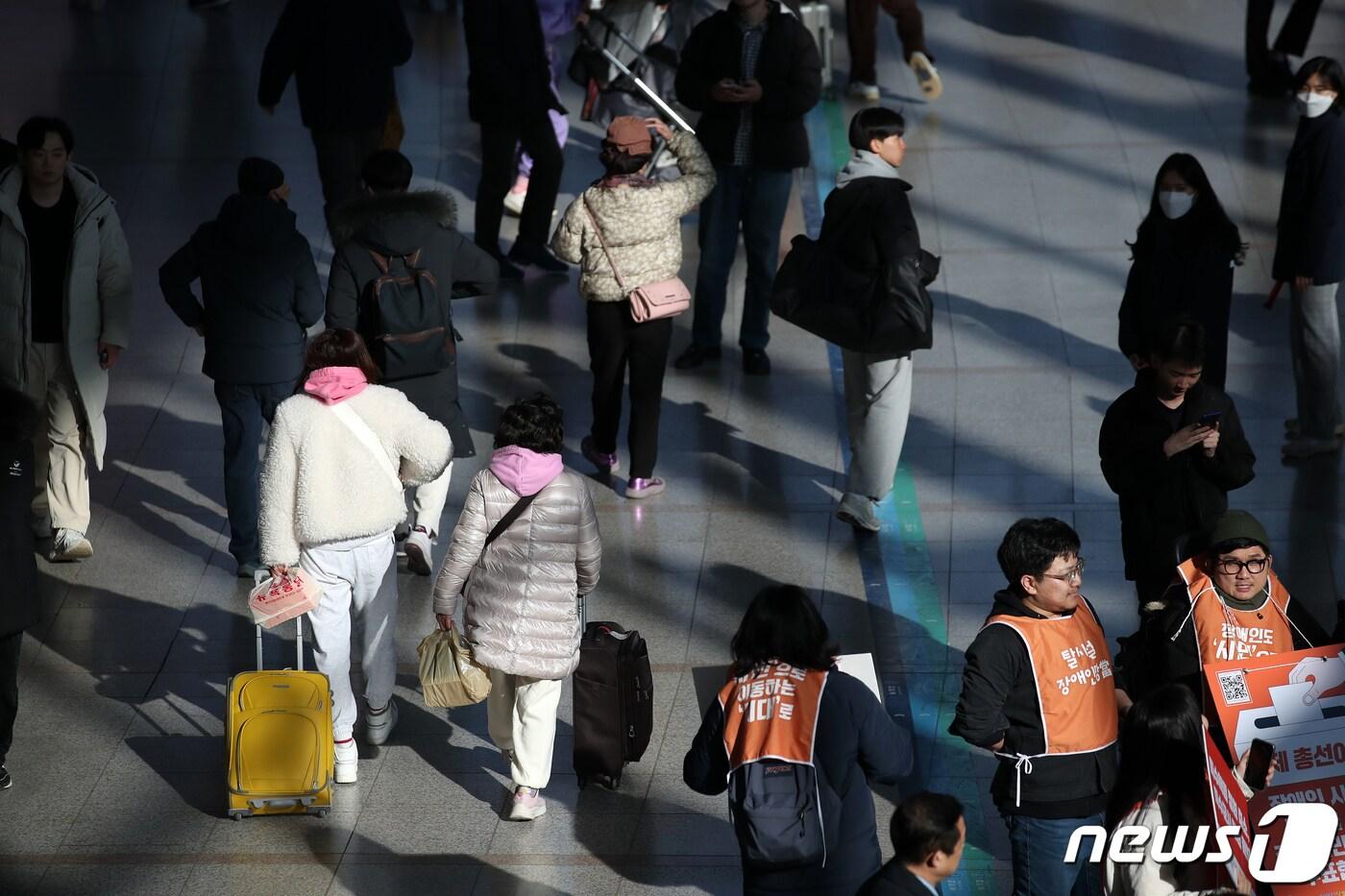 설 연휴를 하루 앞둔 8일 서울역 대합실에서 귀성객들이 발걸음을 옮기고 있다. 2024.2.8/뉴스1 ⓒ News1 이승배 기자