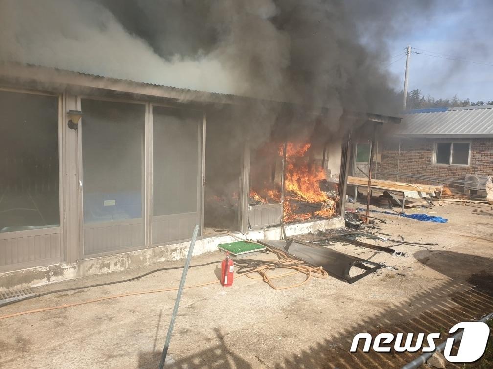 8일 오후 3시1분쯤 전남 영광군 군남면의 한 주택에서 화재가 발생해 소방당국이 진화작업을 하고 있다.&#40;전남 영광소방 제공&#41;2024.2.8/뉴스1