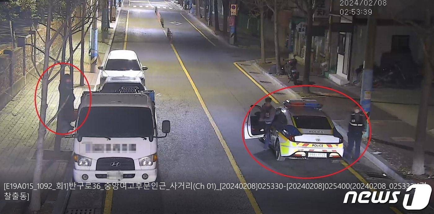 8일 오전 2시 29분께 울산시 중구 반구동 중앙여고 인근 도로를 비추는 CCTV 화면에 포착된 빈병 절도 모습. &#40;울산 중구 제공&#41;