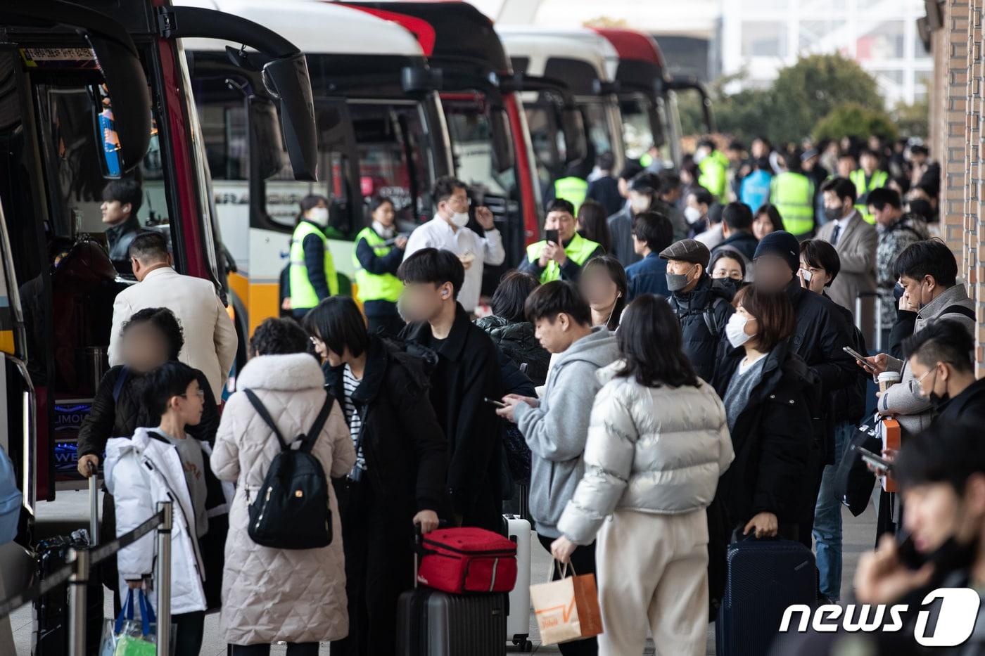 민족대명절 설 연휴를 하루 앞둔 8일 서울 서초구 고속버스터미널이 귀성객들로 붐비고 있다. 2024.2.8/뉴스1 ⓒ News1 유승관 기자