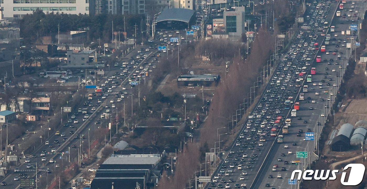 설 연휴를 하루 앞둔 8일 오후 경기 용인시 경부고속도로 신갈JC 인근이 정체현상을 보이고 있다. &#40;헬기 취재협조:경기북부경찰청 항공대 장도현 경위&#41; 2024.2.8/뉴스1 ⓒ News1 김도우 기자