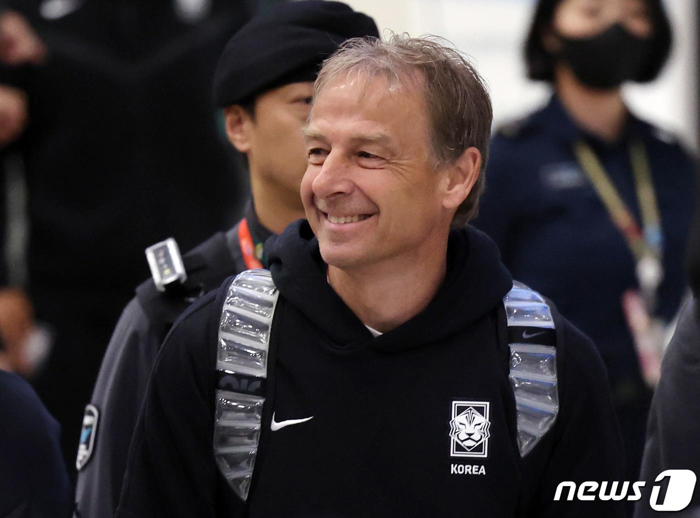 64년 만의 아시안컵 우승 꿈을 이루지 못한 위르겐 클린스만 축구대표팀 감독이 8일 오후 인천국제공항 제1터미널을 통해 귀국하고 있다. 2024.2.8/뉴스1 ⓒ News1 김진환 기자