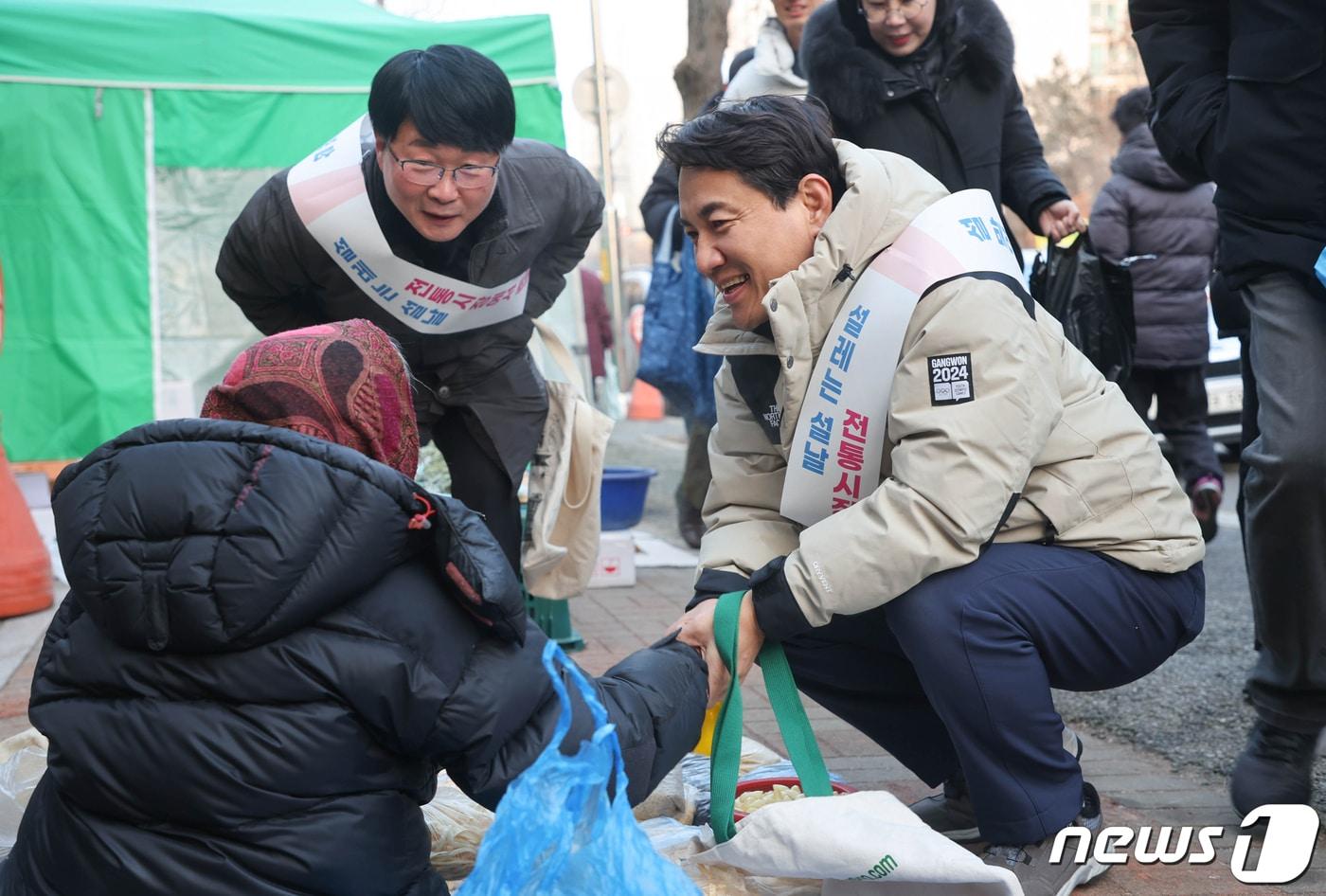 김진태 강원도지사가 설 연휴 첫날인 9일 춘천 애막골 새벽시장을 방문해 상인들과 이야기를 나누고 있다.&#40;강원도 제공&#41; 2024.2.9/뉴스1