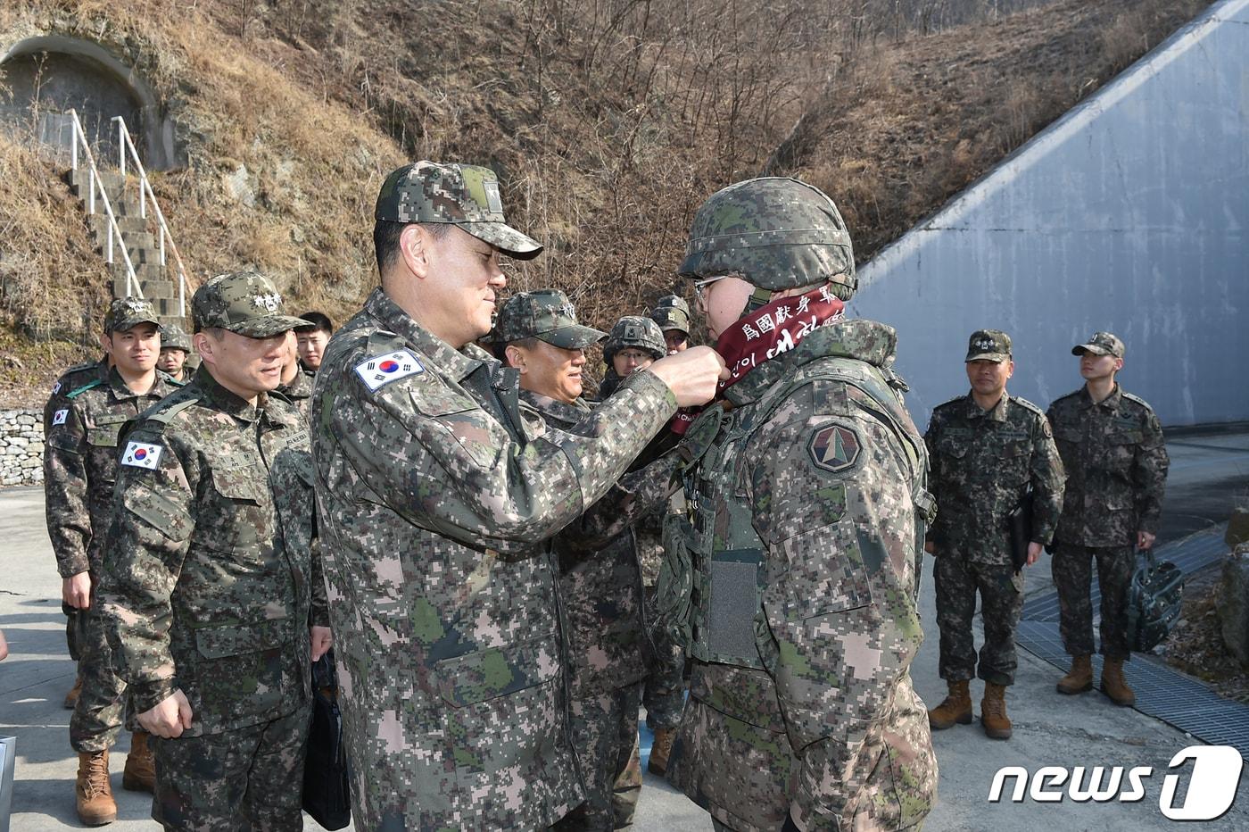 김명수 합동참모의장이 설 연휴 첫날인 9일 육군 미사일전략사령부를 방문해 장병을 격려하고 있다. &#40;합동참보본부 제공&#41; 2024.2.9/뉴스1