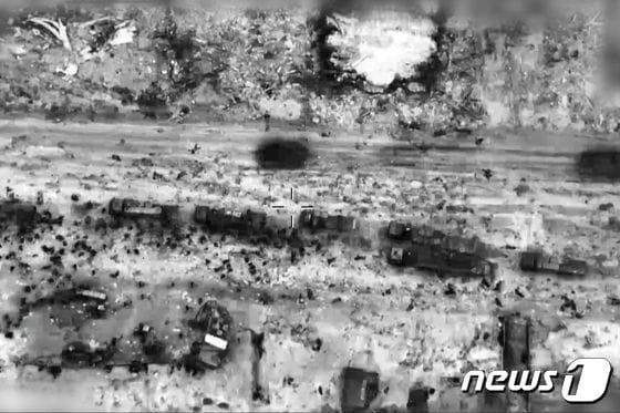 현지시간 2024년 2월 29일 이스라엘군이 공개한 비디오에서 캡처한 사진. 가자 시티로 들어온 구호품 트럭 주위로 가자인들이 몰려든 모습.