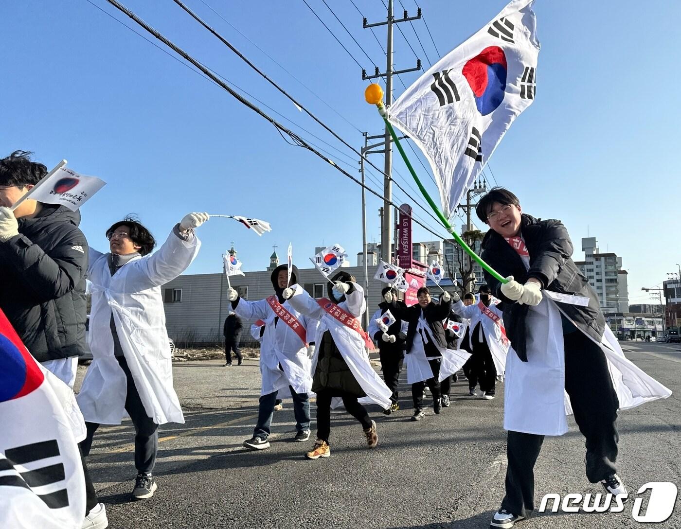 제105주년 3.1절인 1일 전북 군산시 3·1운동 100주년 기념관 일원에서 열린 기념식에 참석한 시민들이 태극기를 손에 들고 행진을 하고 있다. 2024.3.1/뉴스1 ⓒ News1 김경현 기자