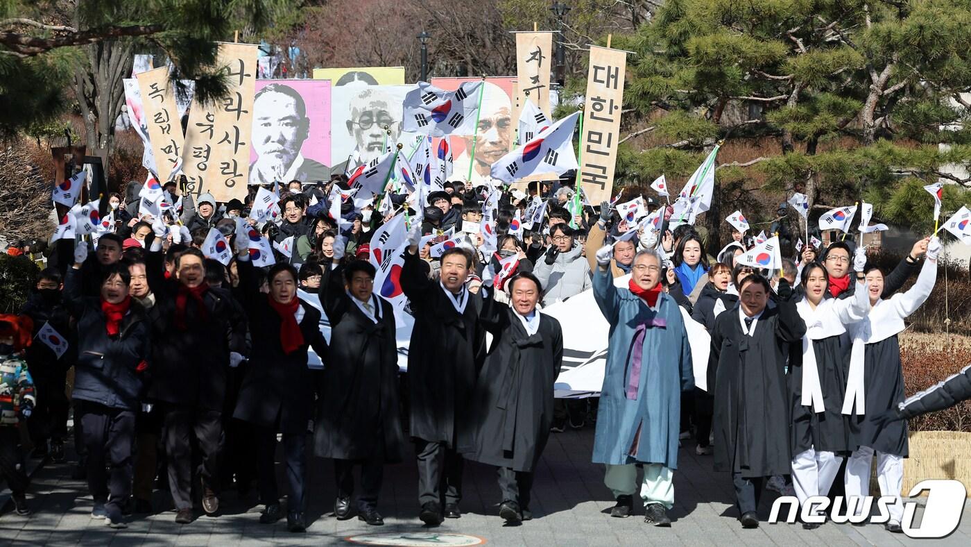 제105주년 3·1절인 1일 오전 서울 서대문구 서대문형무소역사관에서 열린 &#39;서대문, 1919 그날의 함성&#39; 행사에서 시민들이 행진을 하며 대한독립 만세를 외치고 있다. 2024.3.1/뉴스1 ⓒ News1 김진환 기자