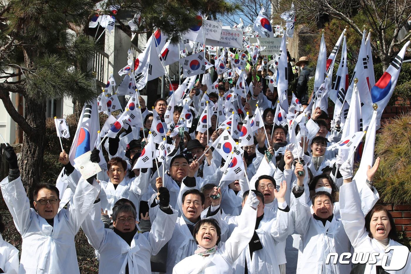 제105주년 3·1절을 맞아 1일 오전 대구 중구 청라언덕에서 열린 &#39;3·1만세운동 재현행사&#39;에 참여한 1000여 명의 시민이 3·1만세운동길을 따라 행진하며 만세삼창을 하고 있다. 2024.3.1/뉴스1 ⓒ News1 공정식 기자