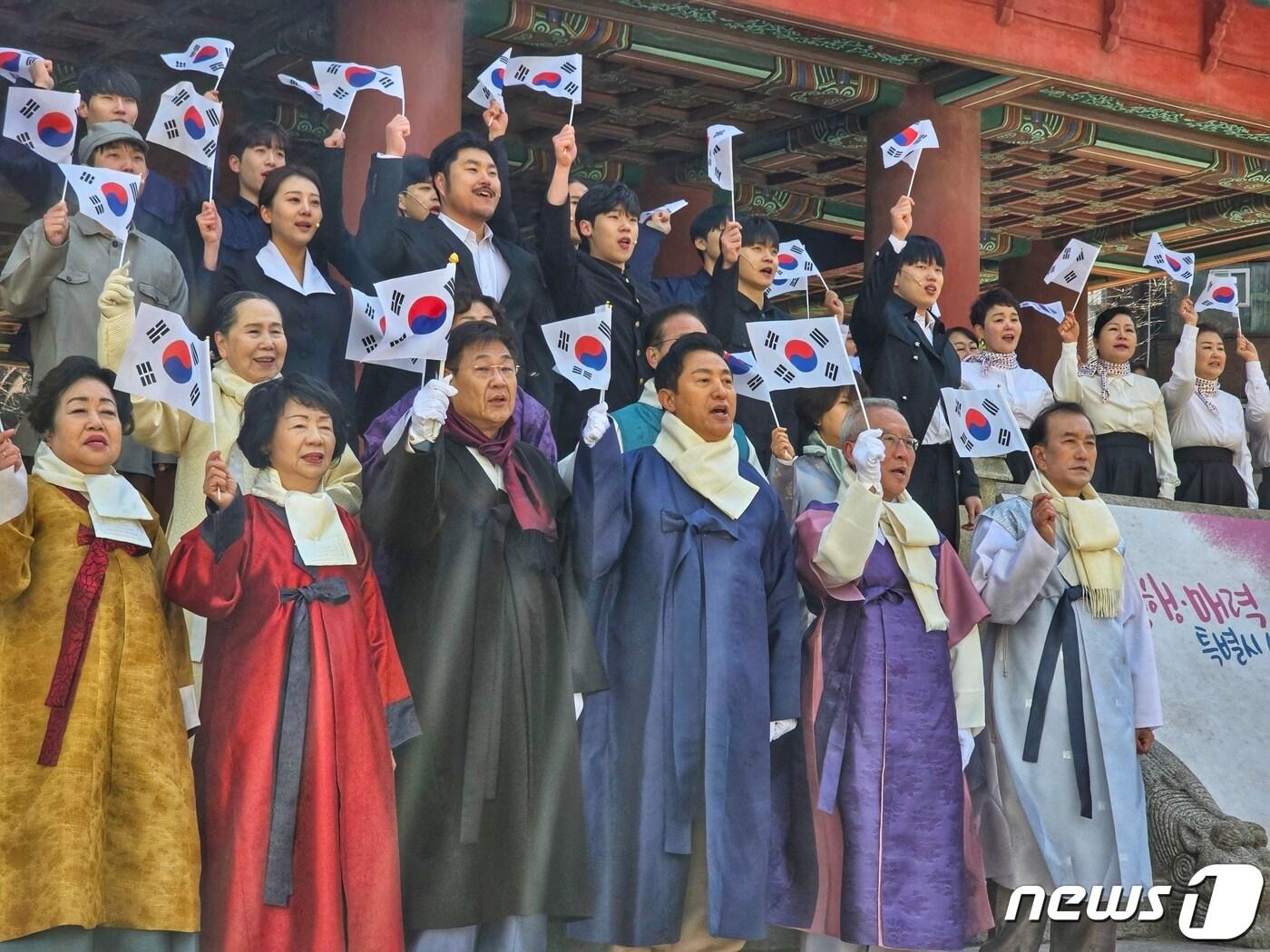 1일 오전 서울 종로구 보신각에서 열린 제105주년 3·1절 기념 타종행사에서 오세훈 서울시장 등 참가자들이 대한독립만세를 외치고 있다. 2023.3.1/뉴스1 ⓒ News1 황덕현 기후환경전문기자