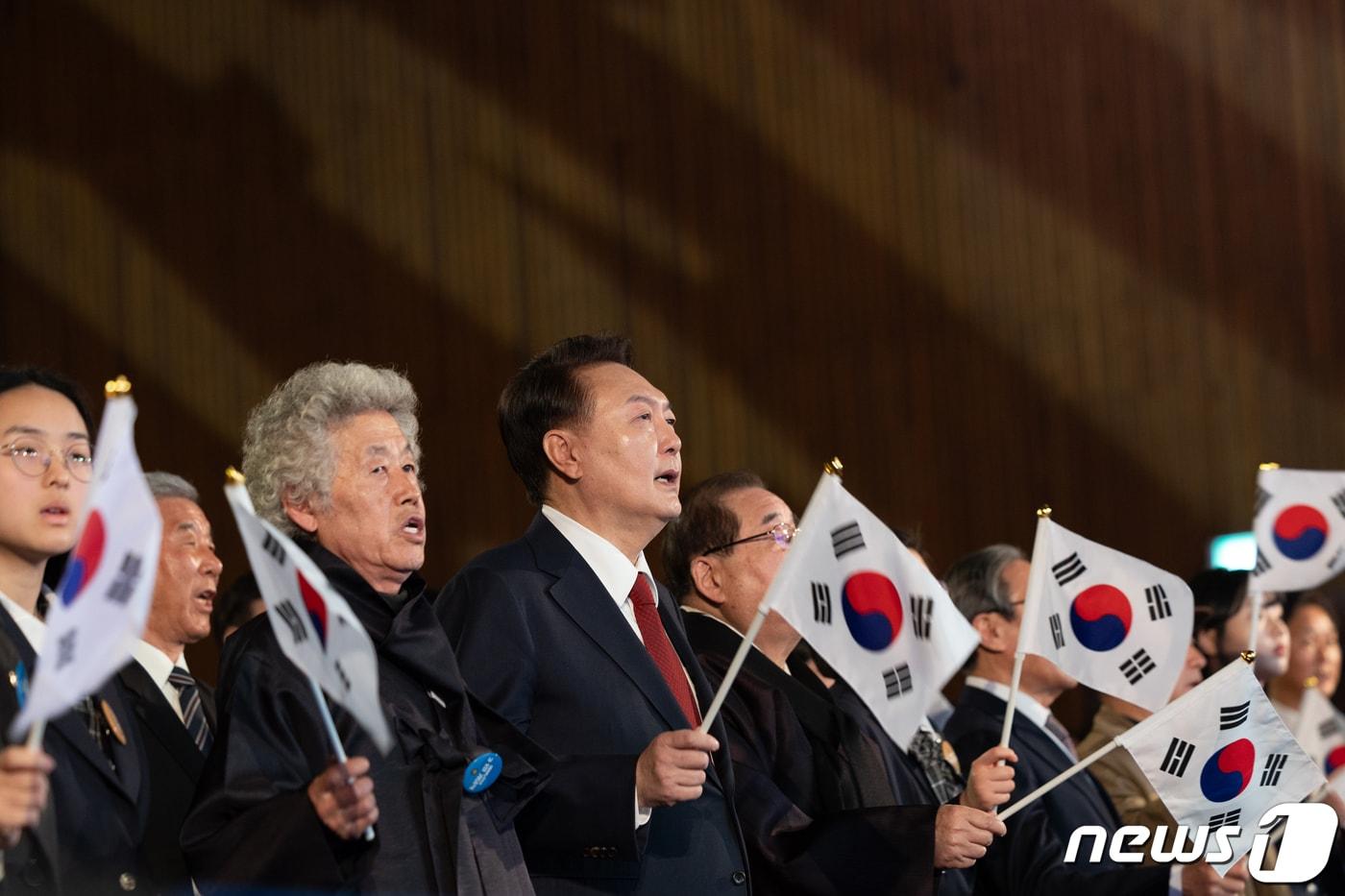 윤석열 대통령이 1일 서울 중구 유관순기념관에서 열린 제105주년 3·1절 기념식에서 3·1절 노래를 제창하고 있다. &#40;대통령실 제공&#41; 2024.3.1/뉴스1 ⓒ News1 오대일 기자