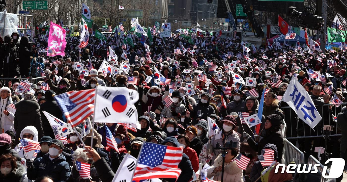 1일 오후 서울 중구 세종대로와 광화문역 일대에서 열린 자유통일당 등 보수단체 3.1절 집회에서 참가자들이 태극기와 성조기를 흔들고 있다. 2024.3.1/뉴스1 ⓒ News1 김명섭 기자