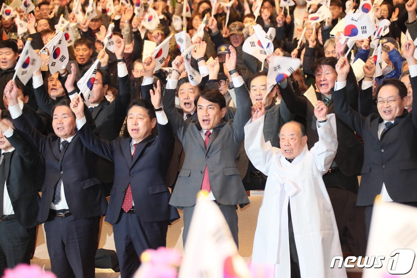 1일 강원대 춘천캠퍼스 백령아트센터에서 김진태지사 , 권혁열 도의장, 신경호 도교육감, 애국지사, 보훈단체, 시민 등이 제105주년 3.1절 기념식’에 참석해 만세삼창을 하고 있다.&#40;강원도 제공&#41;