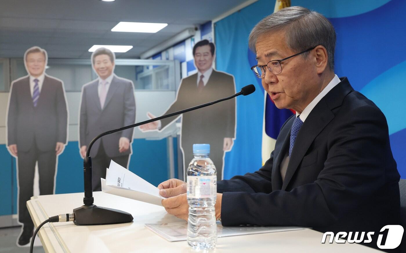 임혁백 더불어민주당 공천관리위원장이 1일 1서울 여의도 중앙당사에서 공천 심사 결과 발표를 하고 있다. 2024.3.1/뉴스1 ⓒ News1 송원영 기자