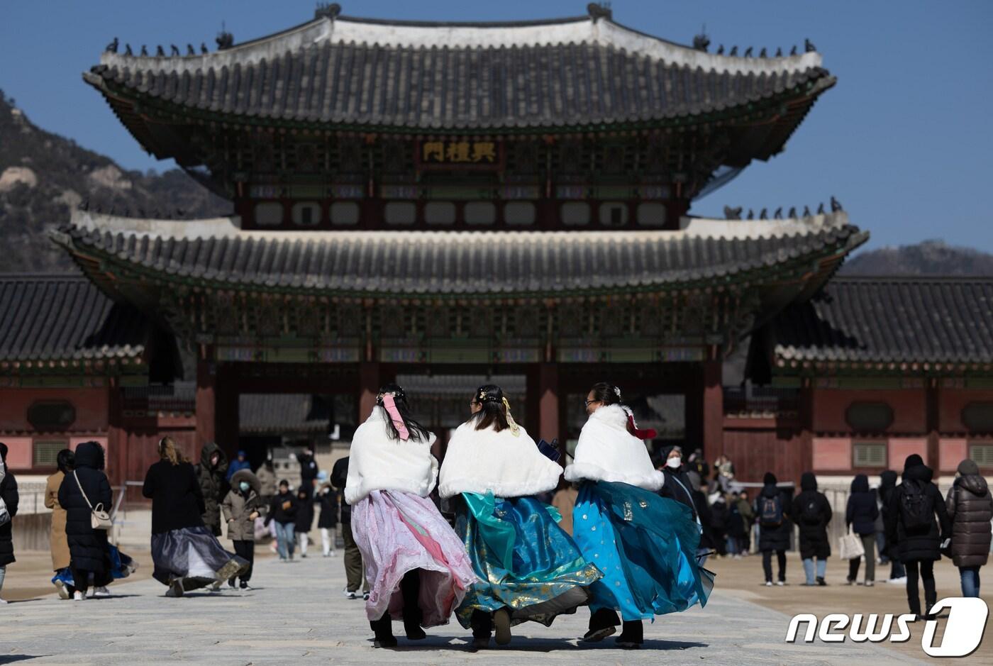 꽃샘추위가 찾아온 1일 오후 서울 종로구 경복궁을 찾은 외국인 관광객들이 바람을 피해 발걸음을 옮기고 있다. 2024.3.1/뉴스1 ⓒ News1 이재명 기자