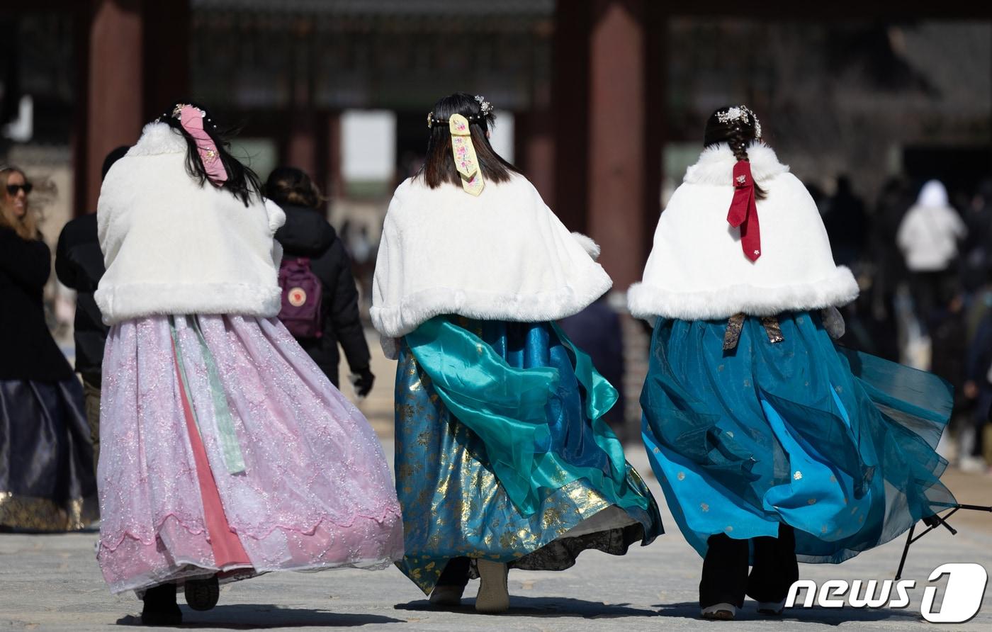 꽃샘추위가 찾아온 1일 오후 서울 종로구 경복궁을 찾은 외국인 관광객들이 바람을 피해 발걸음을 옮기고 있다. 2024.3.1/뉴스1 ⓒ News1 이재명 기자