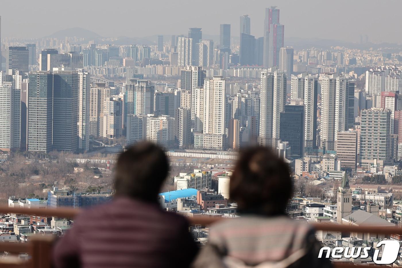 봄 이사철이 다가오면서 서울 아파트 전세 상승폭이 확대되고 있다. 한국부동산원에 따르면 이번주 서울 아파트 전세가격은 평균 0.08% 오르며 전주&#40;0.05%&#41; 대비 0.03%p&#40;포인트&#41; 상승폭이 확대된 것으로 나타났다. 서울 아파트 전세가격은 지난해 5월 넷째 주 상승세로 전환한 이후 42주 연속 상승세다. 특히 전세 사기 여파로 위축됐던 전세수요가 점차 회복세를 보이고 매매 및 월세 수요마저 전세 시장으로 돌아서면서 이같은 시장 분위기는 한동안 계속될 거란 전망이 나온다. 사진은 10일 서울 아파트 단지의 모습. 2024.3.10/뉴스1 ⓒ News1 신웅수 기자