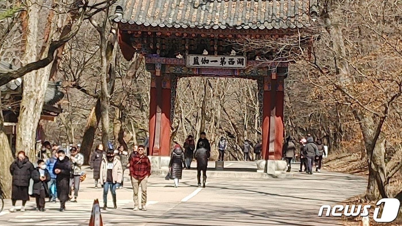 10일 충북 보은군 속리산국립공원을 방문한 관광객들의 모습./뉴스1