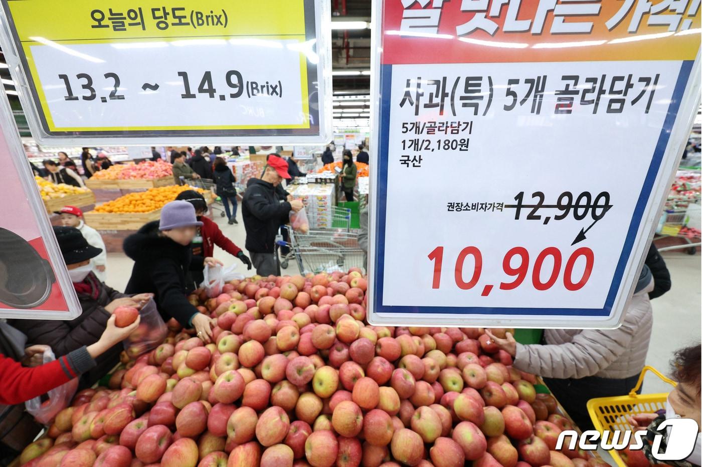 10일 서울의 한 대형마트에서 사과를 고르는 시민들의 모습. 2023.3.10/뉴스1 ⓒ News1 신웅수 기자