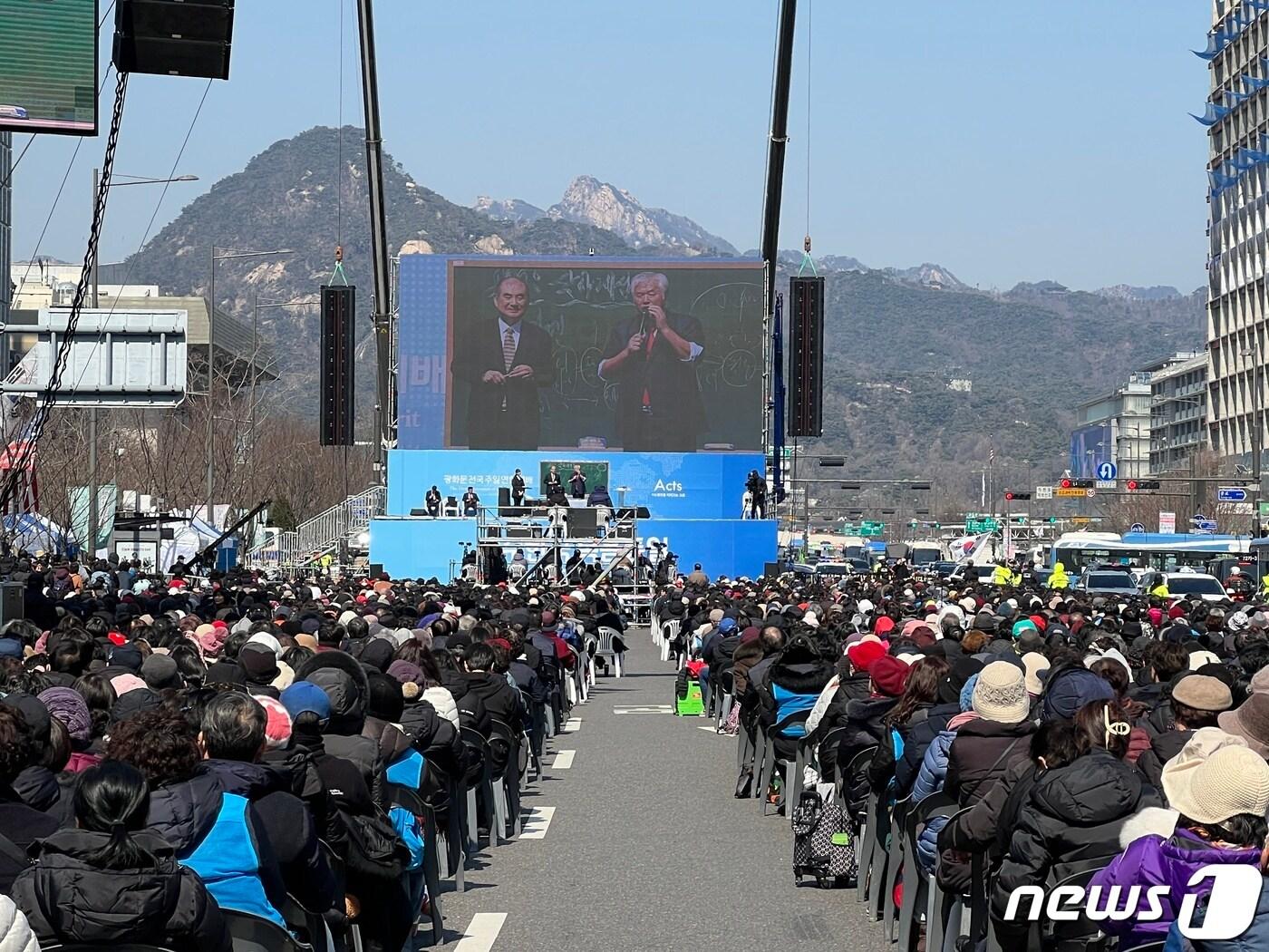 10일 서울 종로구 동화면세점 앞에서 사랑제일교회 주최로 &#39;전국 주일 연합 예배&#39;가 열리고 있다. 2024.03.10/뉴스1