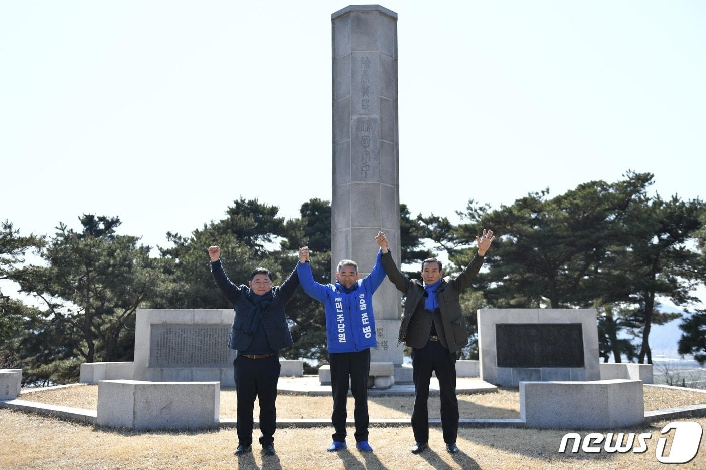  정읍·고창 더불어민주당 경선을 앞두고 윤준병 예비후보와 유성엽 예비후보를 지지하는 선언이 잇따르고 있다.윤준병 예비후보를 지지한 장기철&#40;왼쪽&#41; 김대중 재단 정읍지회장과 김생기&#40;오른쪽&#41; 전 정읍시장&#40;윤준병 캠프 제공&#41;2024.3.10/뉴스1