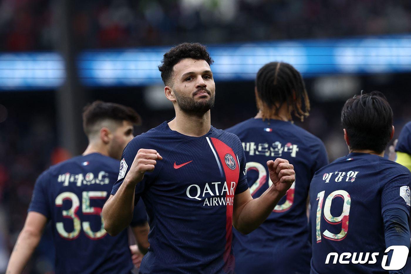 PSG 이강인&#40;오른쪽&#41;이 한글 유니폼을 입고 랭스전 풀타임을 소화했다. ⓒ AFP=뉴스1