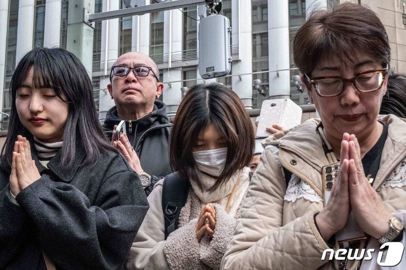 동일본대지진이 일어난지 13주기가 되는 11일 일본 도쿄의 긴자 쇼핑가에서 2시 46분에 사이렌 소리가 울려퍼지자 사람들이 묵념하며 희생자들을 기리고 있다. 2024.03.11 ⓒ AFP=뉴스1 ⓒ News1 정지윤 기자