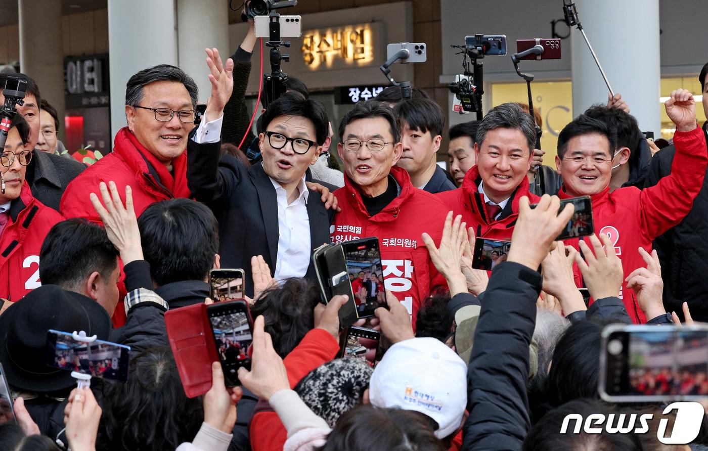 한동훈 국민의힘 비상대책위원장이 11일 오후 경기 고양 일산동구 라페스타에 방문해 총선 후보자들과 함께 시민들에게 인사하고 있다. 한 위원장은 당내 경기-서울 리노베이션TF와 함께 고양시에 방문, 서울 편입과 경기 분도 문제에 대한 주민들의 의견을 청취했다. 2024.3.11/뉴스1 ⓒ News1 장수영 기자