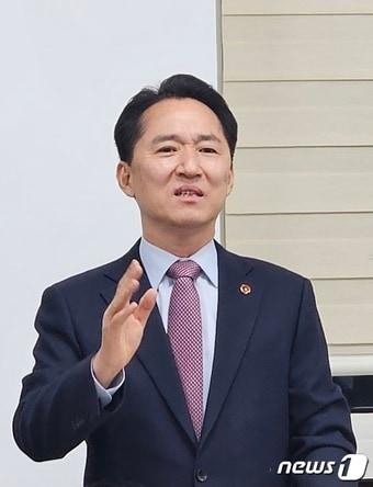 더불어민주당 소속으로 4·10총선과 함께 치러지는 대전 중구청장 재선거에 도전했던 권중순 전 대전시의회 의장&#40;8대 후반기&#41;이 12일 대전시의회 기자실에서 탈당 및 개혁신당 합류 배경에 대해 밝히고 있다./뉴스1 ⓒ News1 김경훈 기자