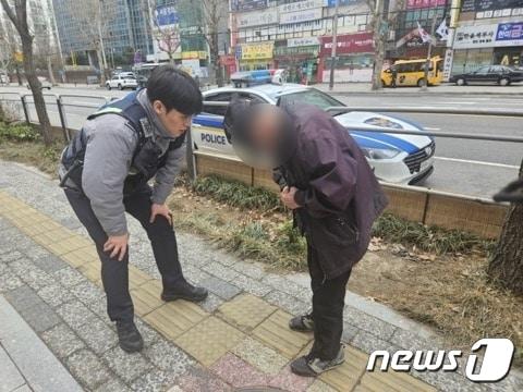 박태용 순경이 치매 증상을 보이는 박 모 할아버지에게 춥지는 않은지, 주소는 어떻게 되는지 등을 묻고 있다. 광진경찰서 제공 