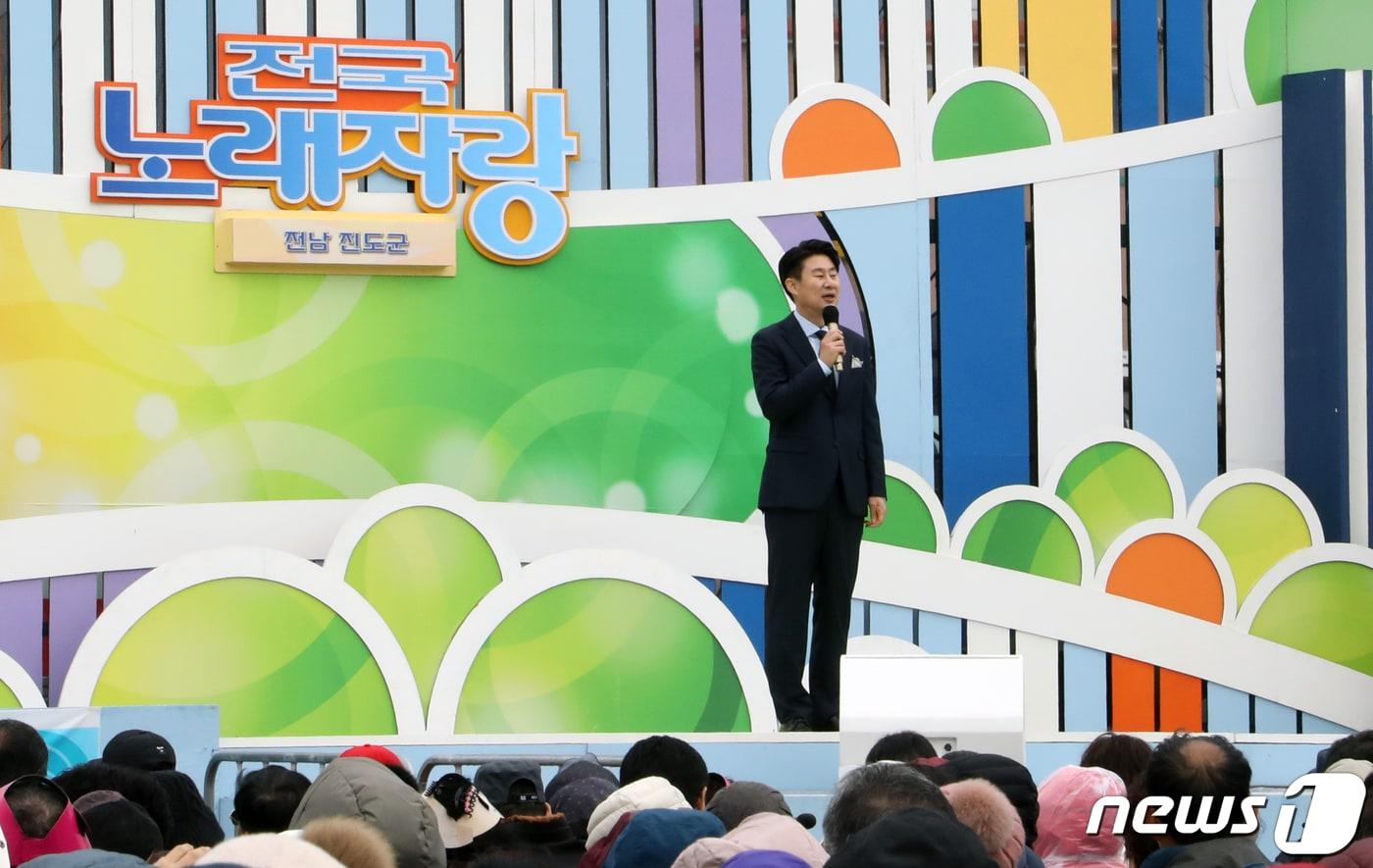 방송인 남희석이 12일 전남 진도 제44회 신비의 바닷길 축제에서 열린 KBS 전국노래자랑 진도편 녹화장에서 리허설을 하고 있다. 2024.3.12/뉴스1 ⓒ News1 이수민 기자