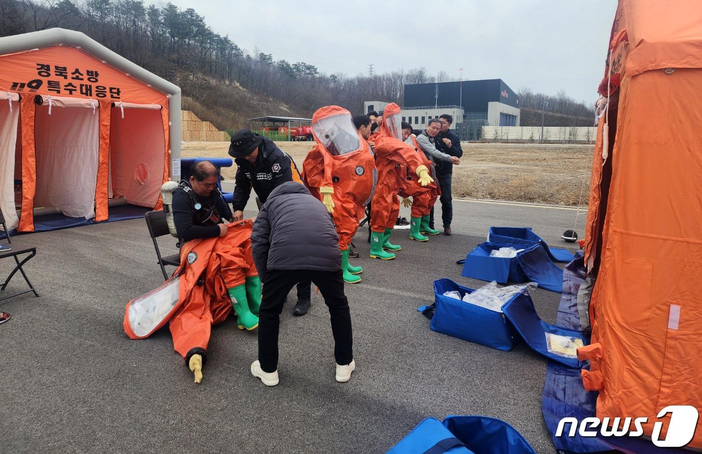   포항제철소유해화학물질 취급자들이 특수화학복 착용훈련을 하고 있다. &#40;경북도119특수대응단 제공&#41;2024.3.12/뉴스1