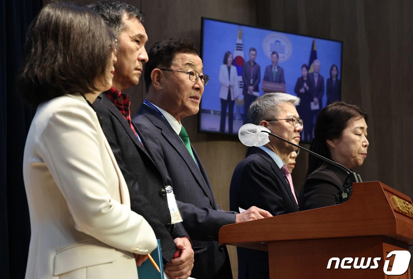 김상균 국회 연금개혁특위 산하 공론회위원회 위원장이 12일 오후 서울 여의도 국회 소통관에서 기자회견을 열고, 의제숙의단 워크숍 결과를 발표하고 있다. 2024.3.12/뉴스1 ⓒ News1 구윤성 기자