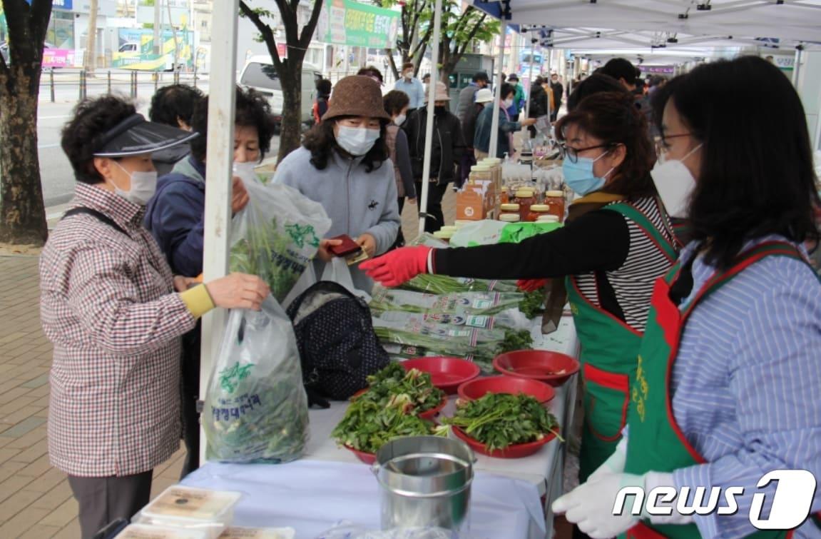 오는 15일 대구 북구 대구농협 앞에서 &#39;금요직거래장터&#39;가 개장한다. 사진은 지난해 열린 금요직거래장터를 찾은 시민들 모습.&#40;대구농협 제공&#41;