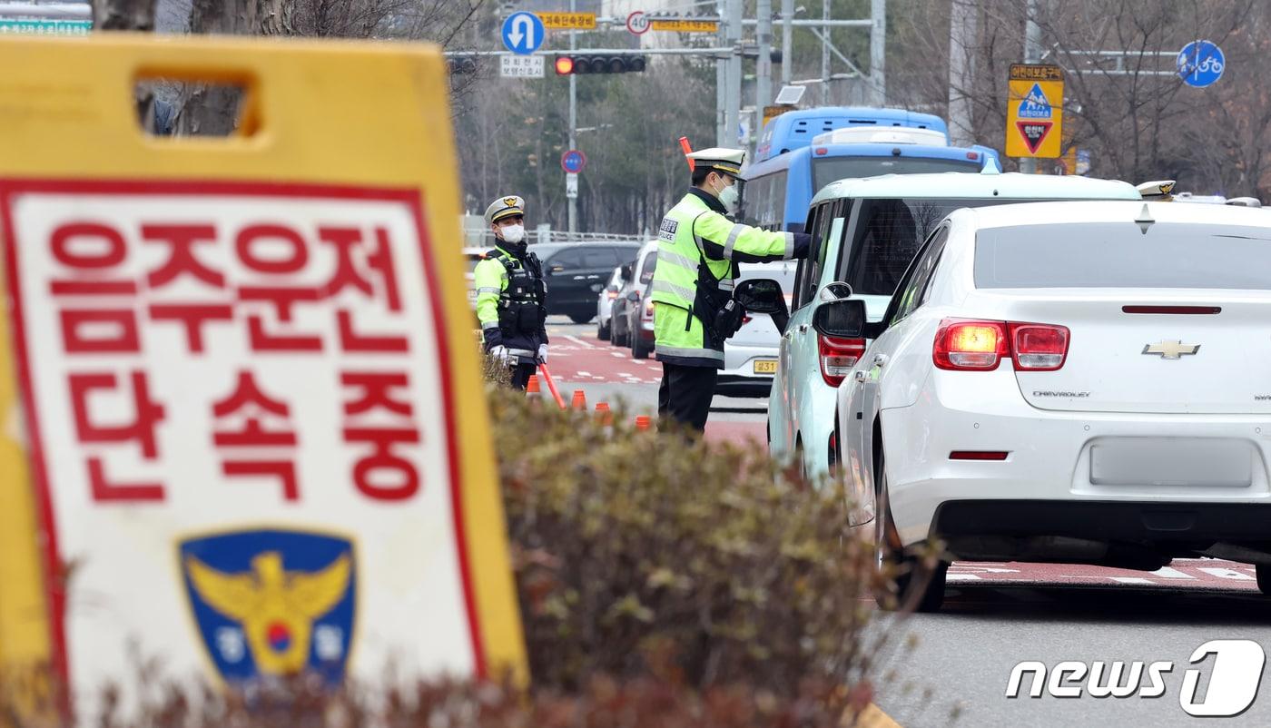 12일 오후 서울 마포구 한 초등학교 인근에서 경찰이 신학기 맞이 초등학교 하교시간대 어린이보호구역 내 음주운전 단속을 하고 있다. 2024.3.13/뉴스1 ⓒ News1 김명섭 기자