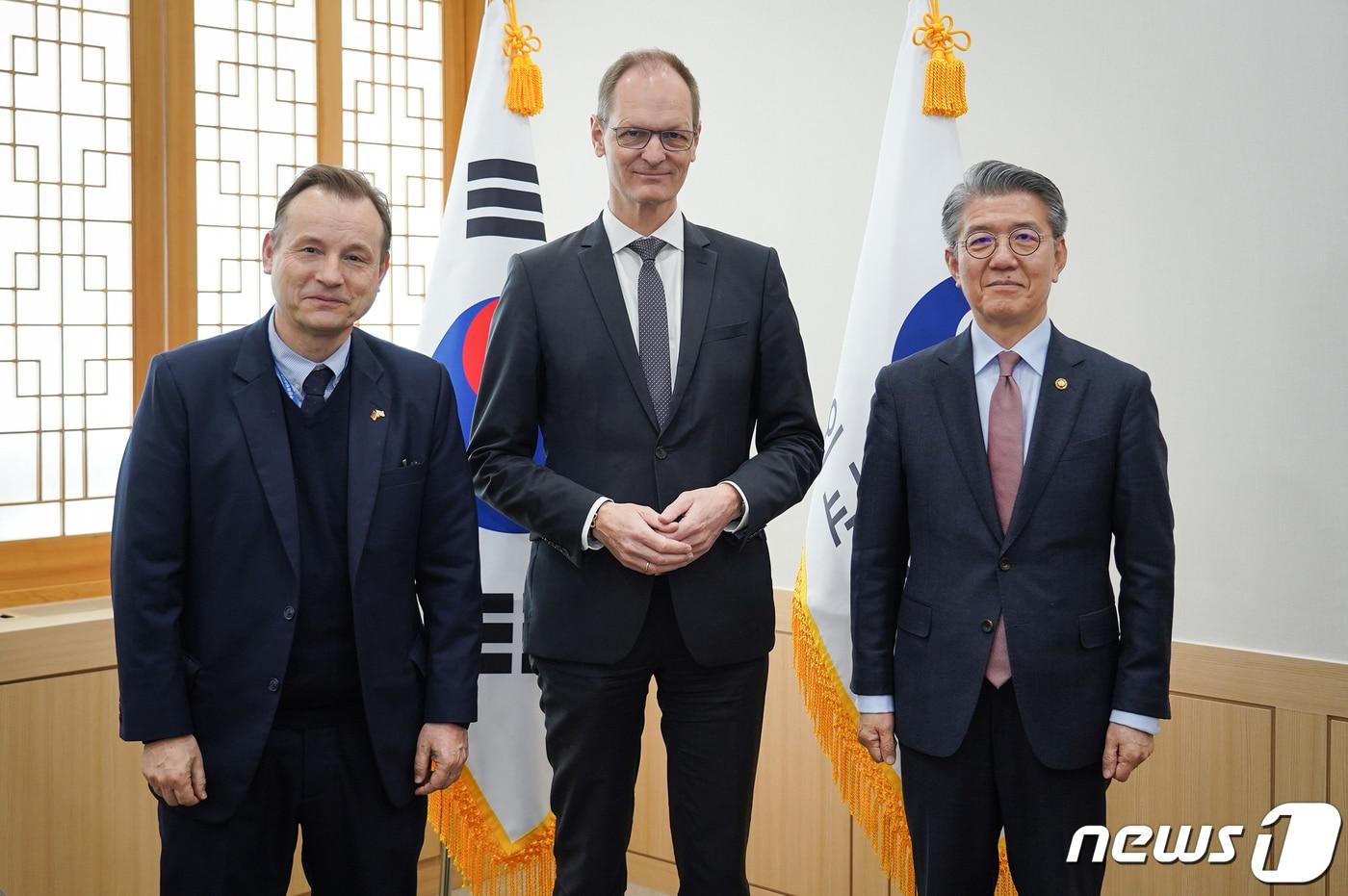 김홍균 외교부 제1차관은 12일 토마스 바거&#40;가운데&#41; 독일 외교부 사무차관을 면담했다.&#40;외교부 제공&#41;