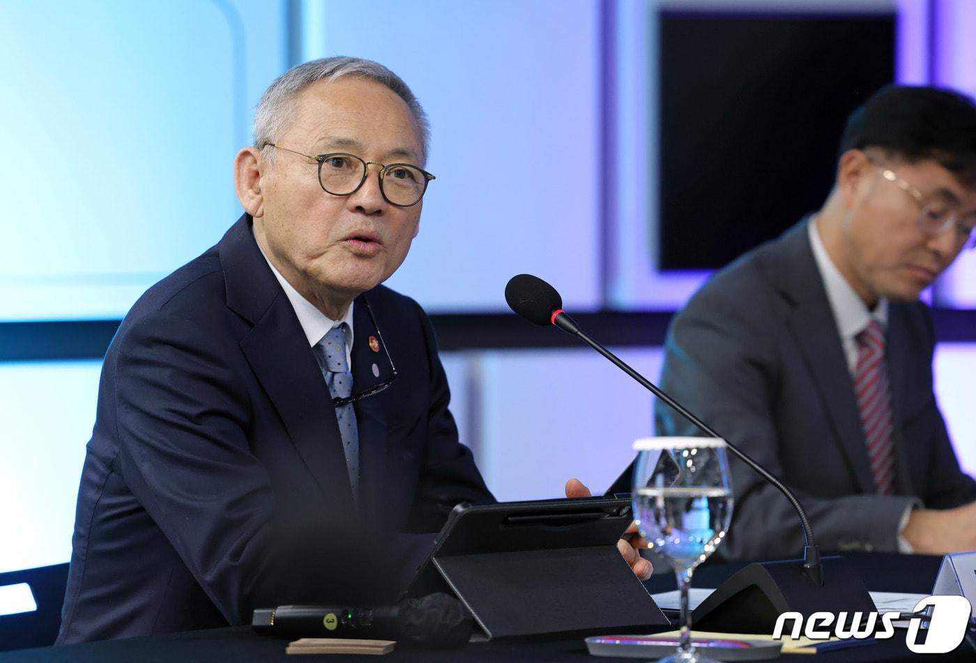 유인촌 문화체육관광부 장관이 12일 서울 마포구 이&#40;e&#41;스포츠 명예의전당에서 공공기관·단체, 지자체 및 민간 업계 관계자와 스포츠관광 활성화 방안을 논의하고 있다. &#40;문화체육관광부 제공&#41; 2024.3.12/뉴스1