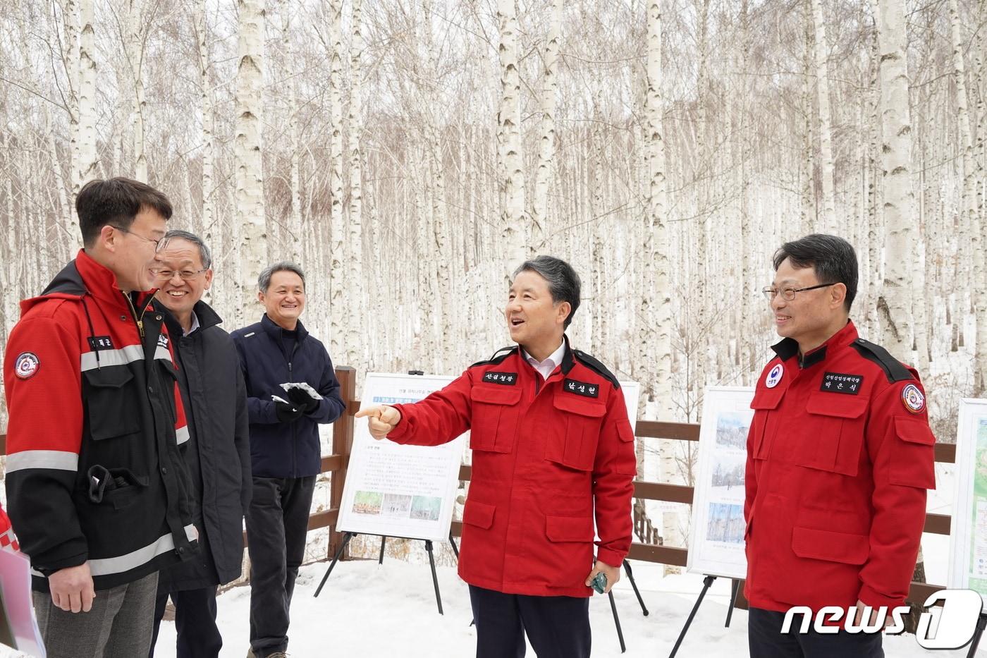 남성현 산림청장&#40;가운데&#41;이 12일 강원 인제군 원대리 자작나무 숲을 방문해 산림을 통한 지역사회 발전방안에 대해 이야기 하고 있다. &#40;산림청 제공&#41;/뉴스1