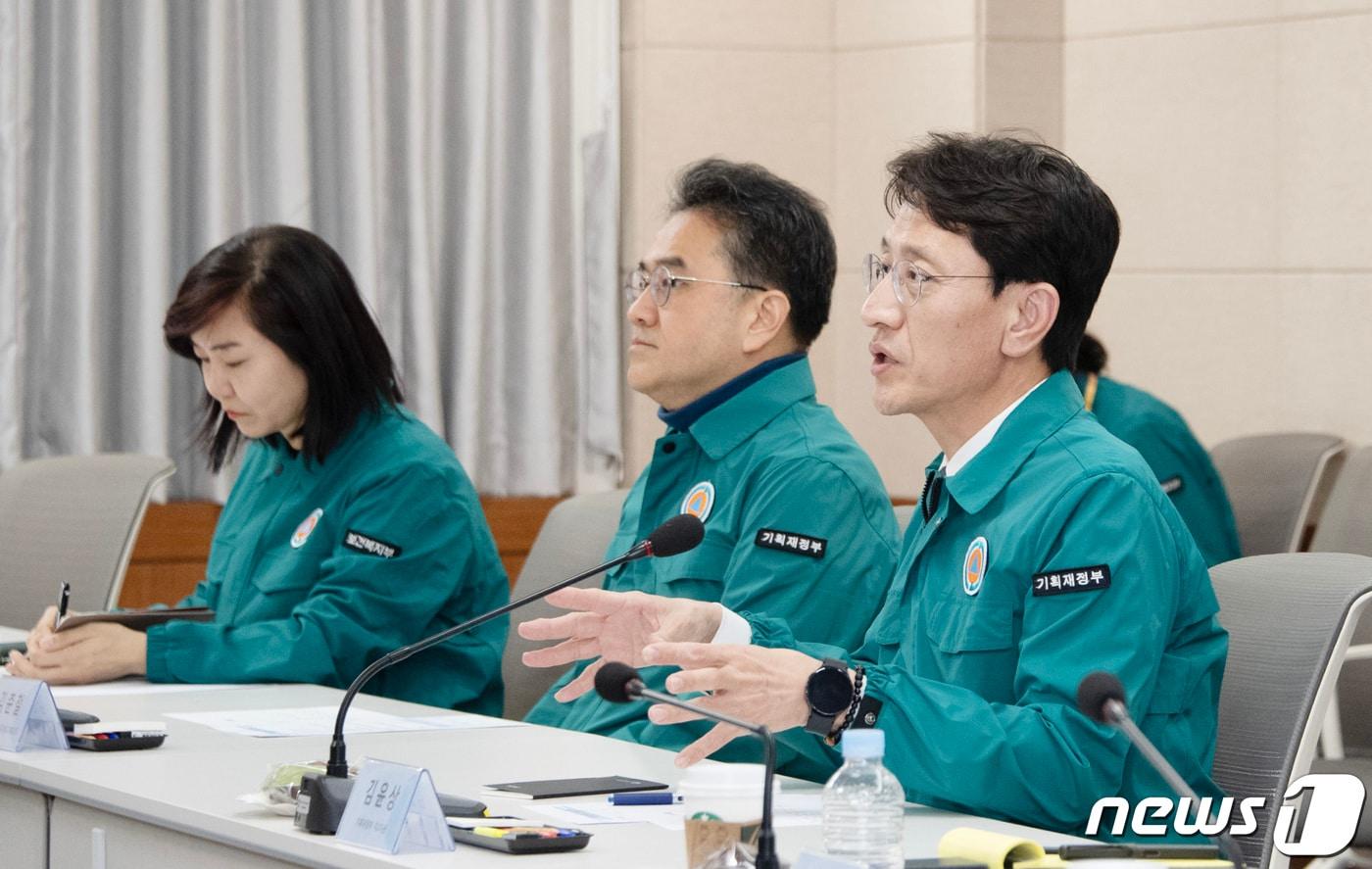 김윤상 기획재정부 차관이 12일 오후 서울 중구 국립중앙의료원을 방문해 비상진료체계를 점검하고 있다. &#40;기획재정부 제공&#41; 2024.3.12/뉴스1 ⓒ News1 신웅수 기자