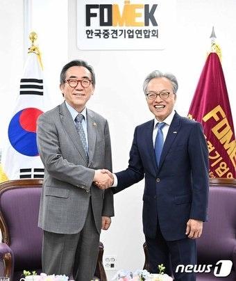 조태열 외교부 장관, 최진식 한국중견기업연합회의 회장.&#40;외교부 제공&#41;