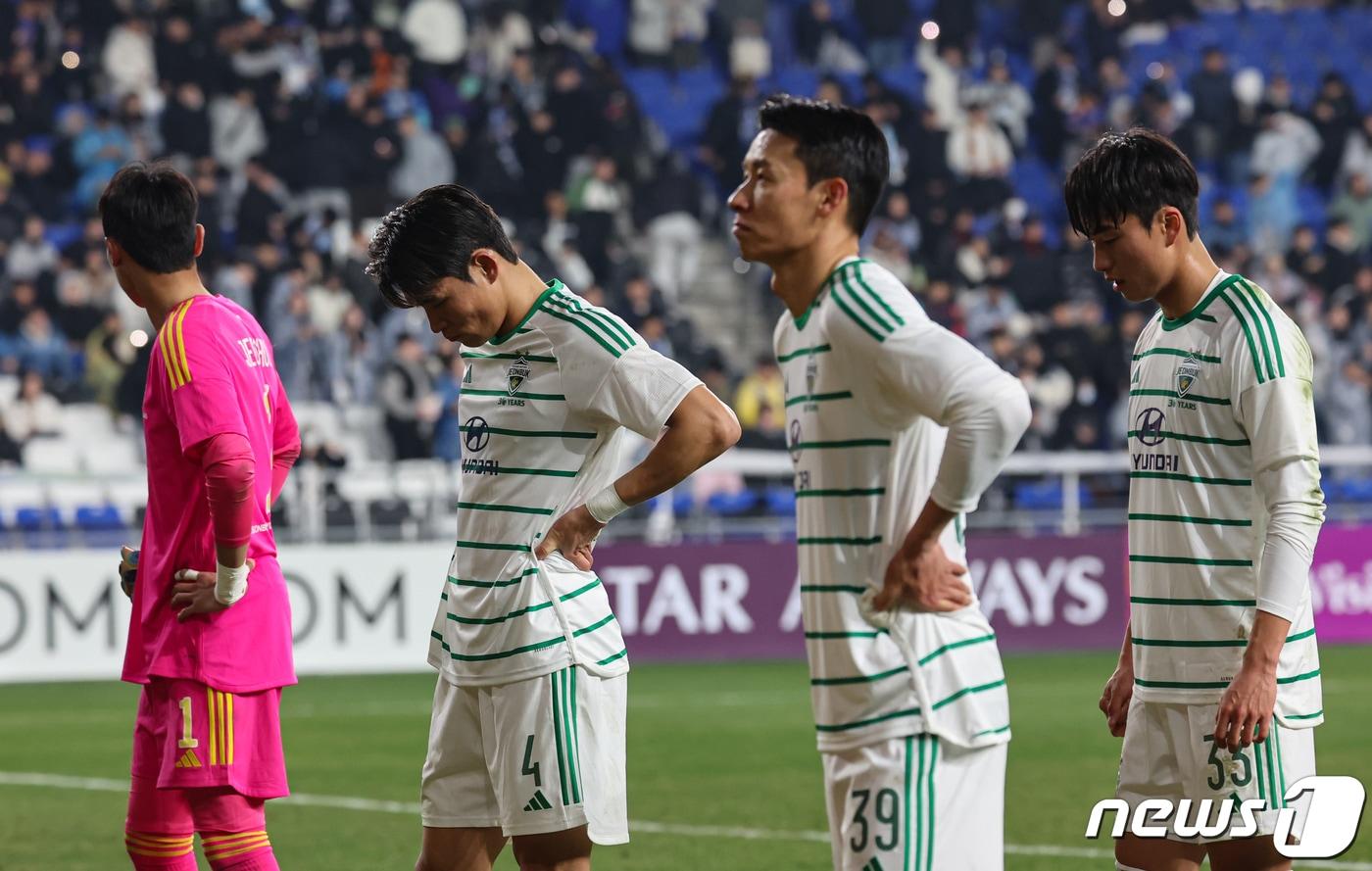 12일 오후 울산 문수축구경기장에서 열린 2023-2024아시아축구연맹&#40;AFC&#41; 챔피언스리그 8강 2차전 울산 HD FC와 전북 현대 모터스의 경기에서 울산에 1대0으로 패한 전북 선수들이 아쉬워하고 있다. 2024.3.12/뉴스1 ⓒ News1 김도우 기자